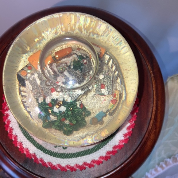 Vintage Pfaltzgraff "Heritage Station" Christmas musical snow globe - Picture 5 of 7